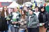 Młodzież rozdaje ulotki